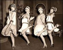 Vrouwen die de charleston dansen.